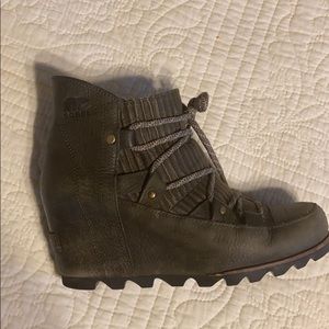 Sorel Wedge boots khaki green size 7